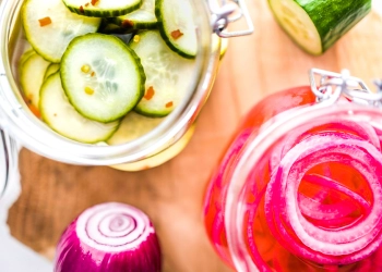 Zo maak jij zelf zoetzure rode ui en zoetzure komkommer