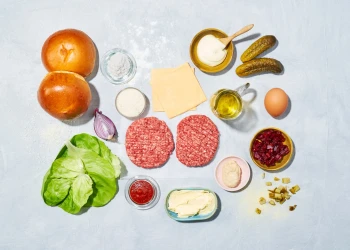 Hamburger met bietensalsa
