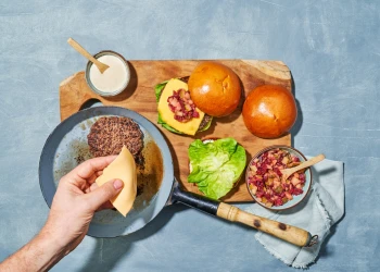 Hamburger met bietensalsa