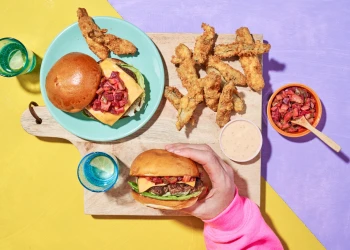 Hamburger met bietensalsa